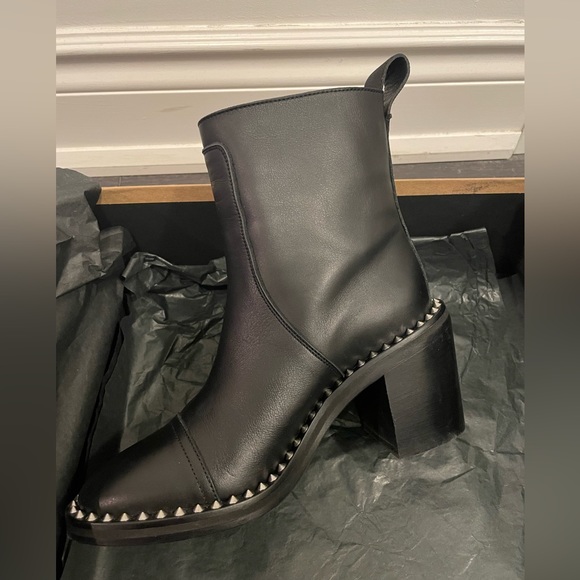 Zadig and Voltaire Chrome Low Boots
Size 6
Brand new with box and dust bags - Picture 4 of 9